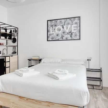 Joivy Stylish Double Near Metro Station Lejlighed Milano