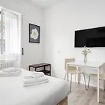 Joivy Stylish Double Near Metro Station Milán