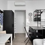 Joivy Stylish Double Near Metro Station * Milán