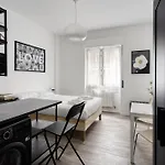 Joivy Stylish Double Near Metro Station Apartamento Milán