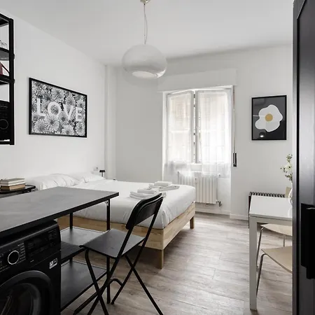 Joivy Stylish Double Near Metro Station Lejlighed Milano